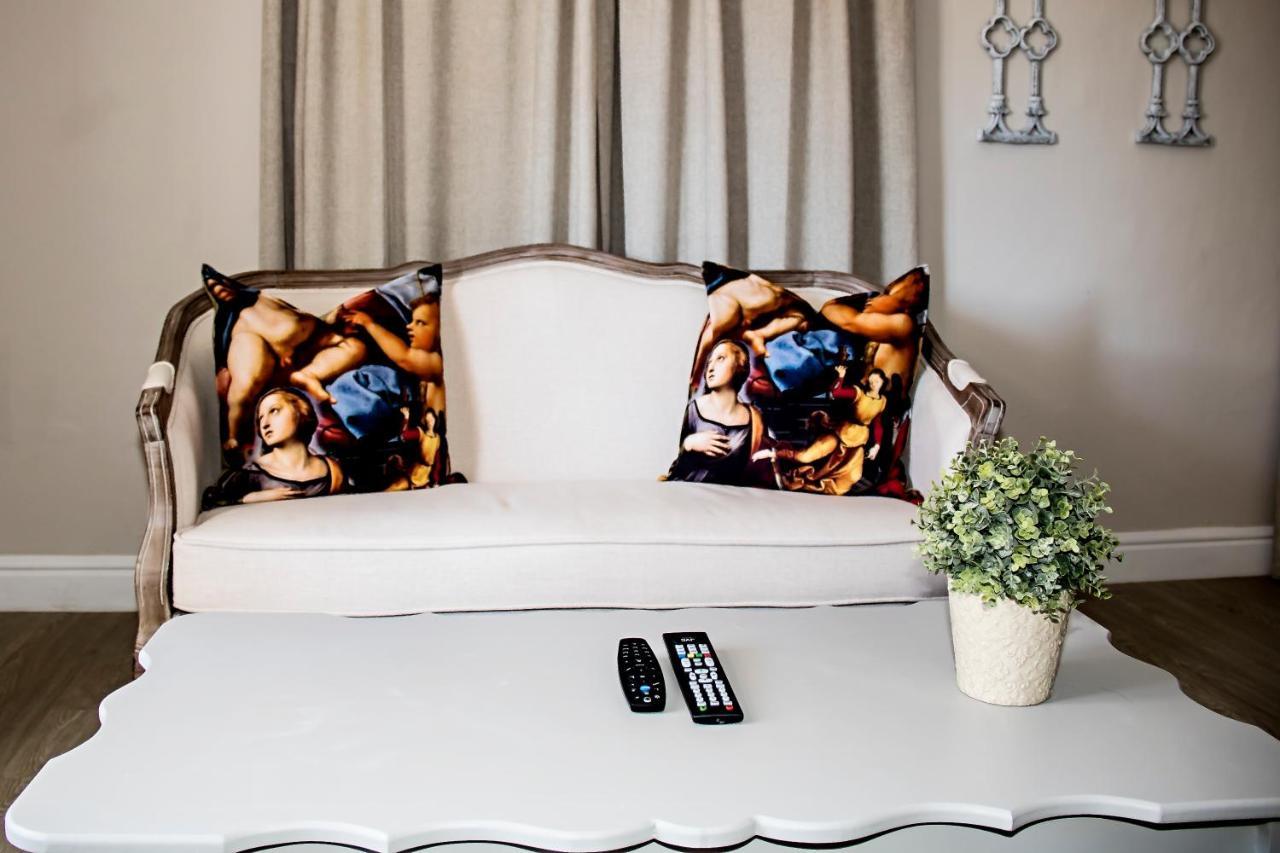 French Karoo Guesthouse Бофорт-Уэст Экстерьер фото