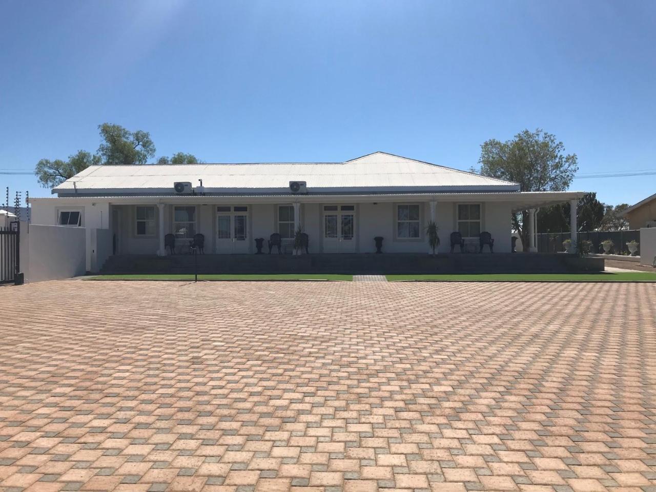 French Karoo Guesthouse Бофорт-Уэст Экстерьер фото